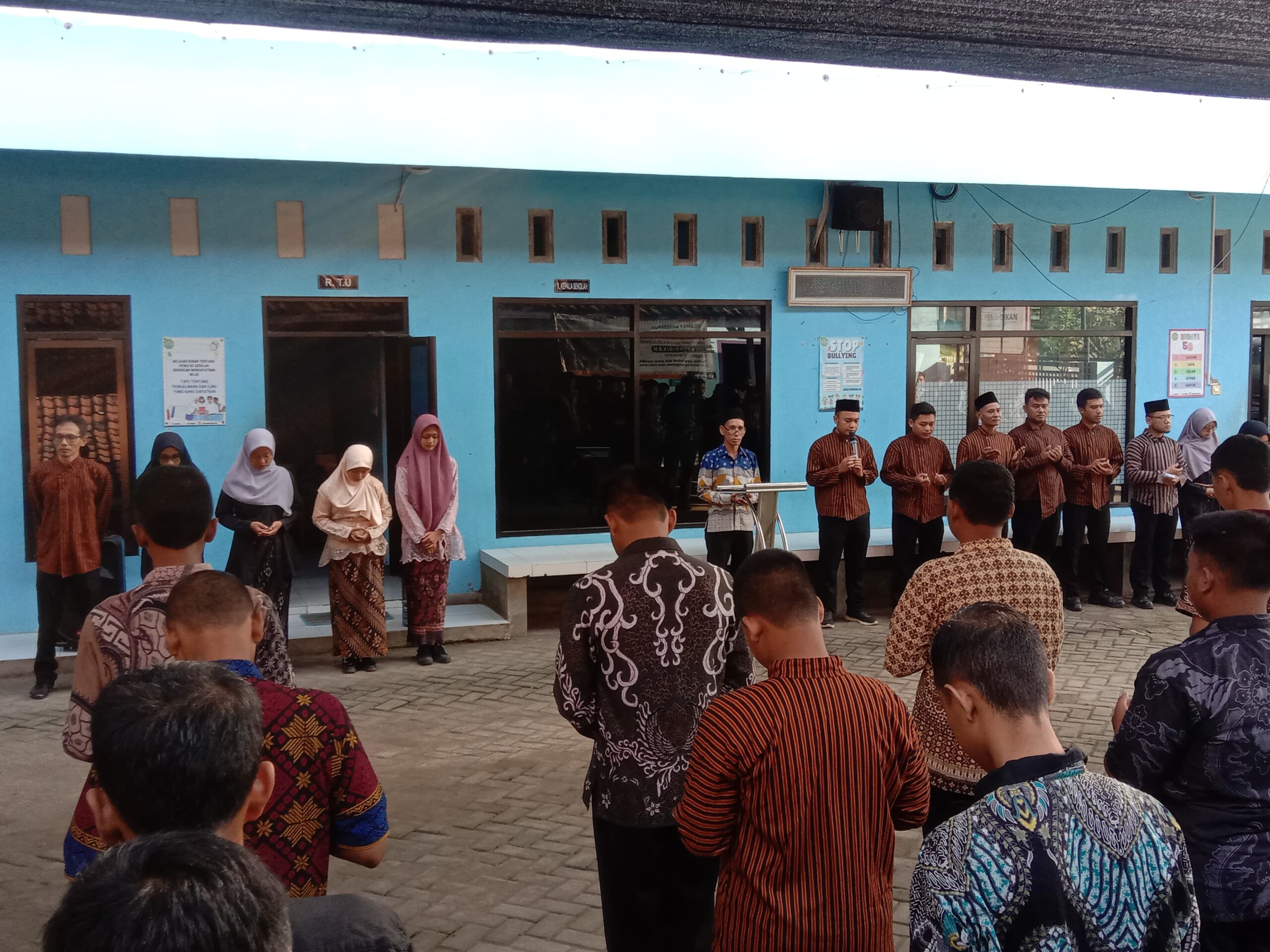 UPACARA PERINGATAN HARI KARTINI di SMK PENDIDIKAN MEGALUH - JOMBANG